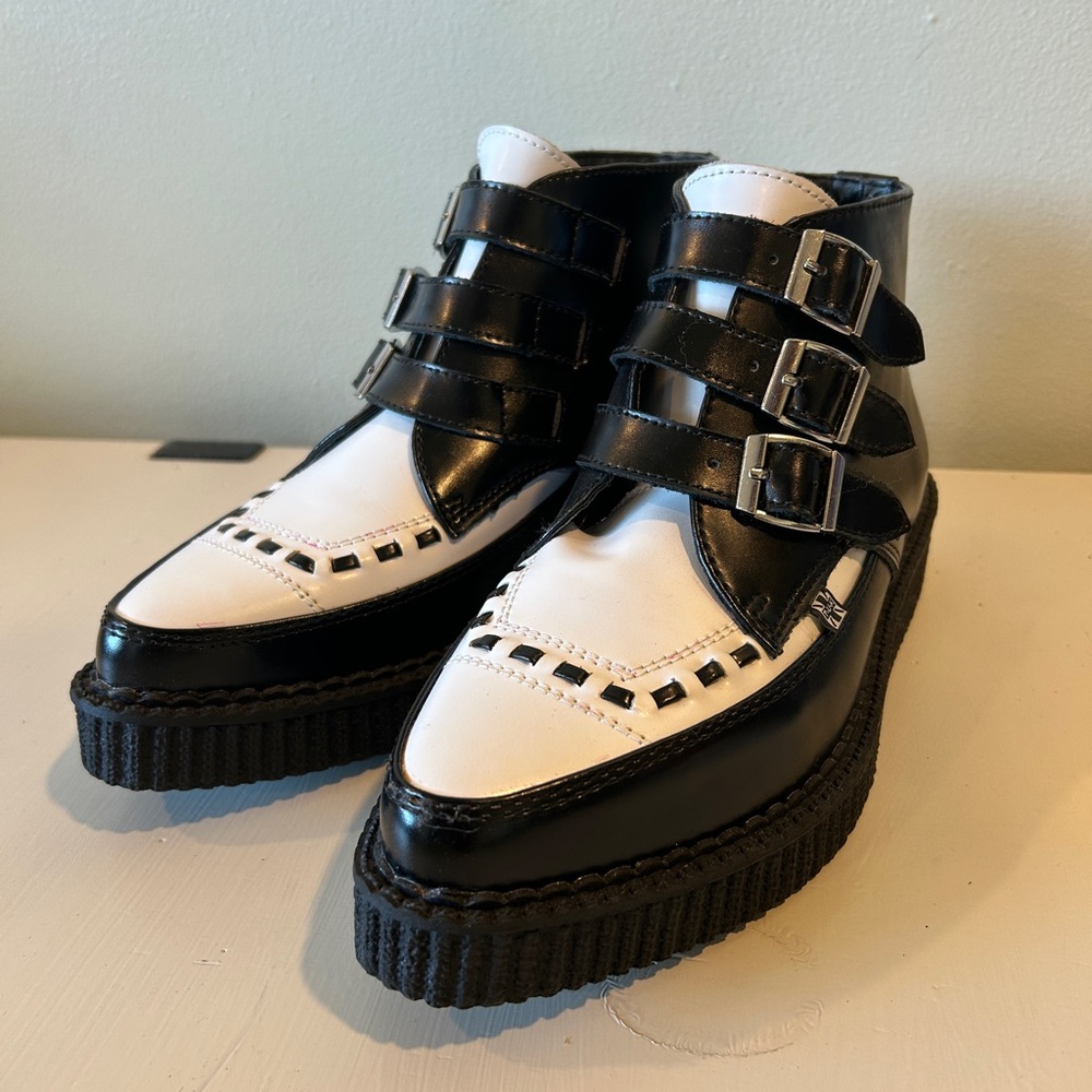 NWOT T.U.K. Vegan Black & White TUKskin™ 3-Buckle Pointed Creeper Boot W8/M6